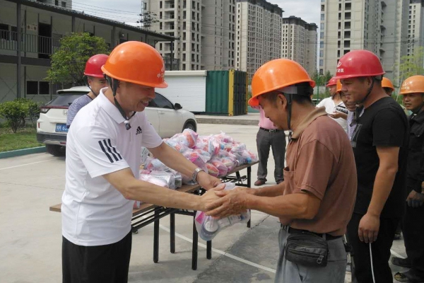 市建設局、市建筑業協會領導親臨現場慰問一線工人